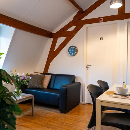 Short Apartment *